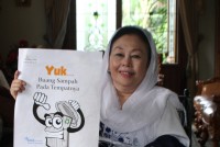 Ketua Puan Amal Hayati, Dra. Sinta Nuriyah Abdurrahman Wahid, M.Hum. turut mendukung Gerakan Buang Sampah Pada Tempatnya http://www.teachforindonesia.org/wp-content/uploads/2013/05/bushinta-938x1600.jpg