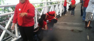 Membersihkan sampah yang ada di jembatan penyebrangan