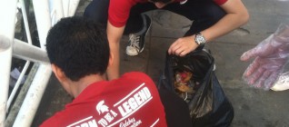 Membersihkan sampah yang ada di jembatan penyebrangan